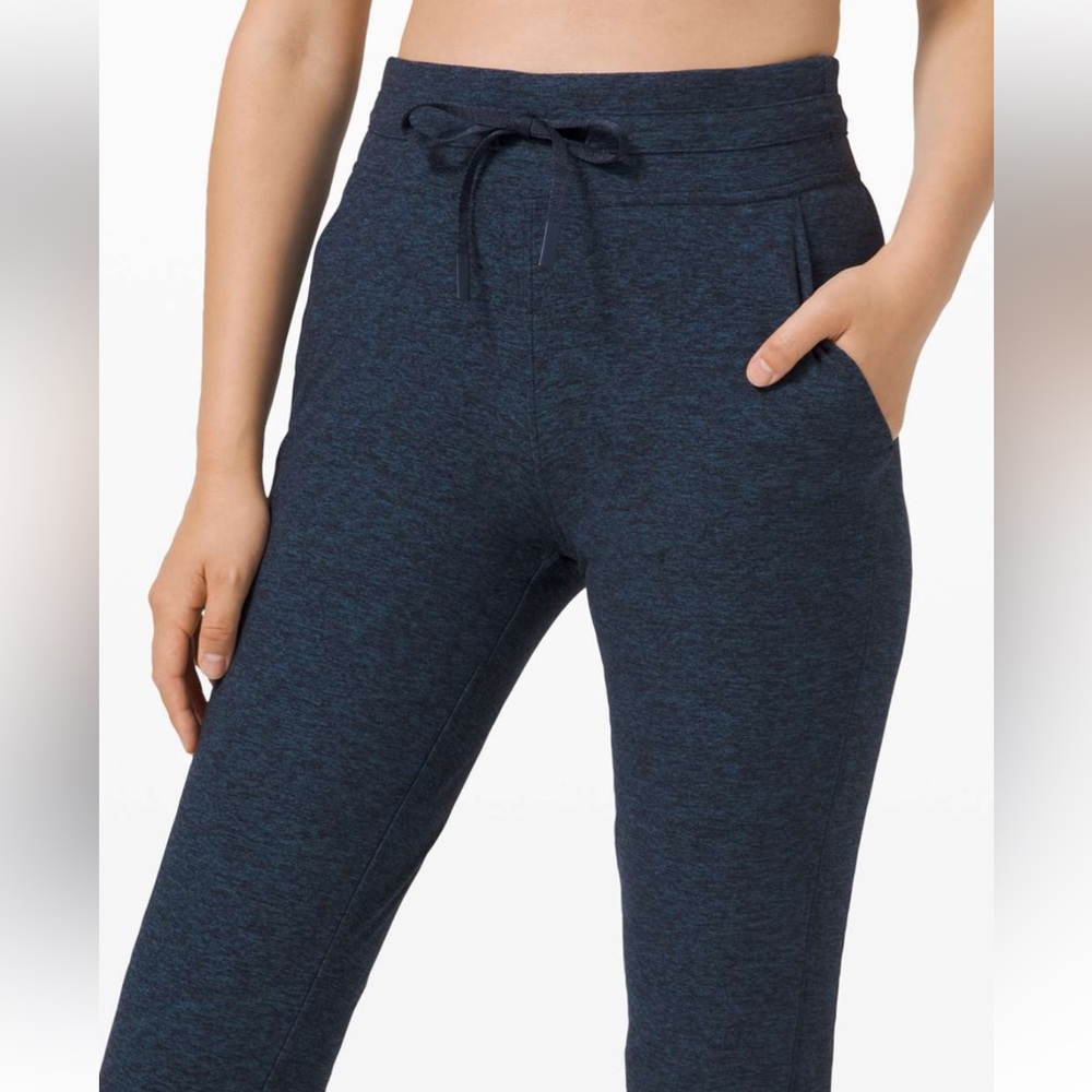 Lululemon Ready to Rulu Jogger Crop
Heathered True Navy / Black